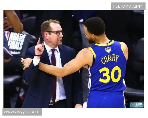 好莱坞明星与足球巨星亲密合影展现跨界魅力与友谊的精彩瞬间